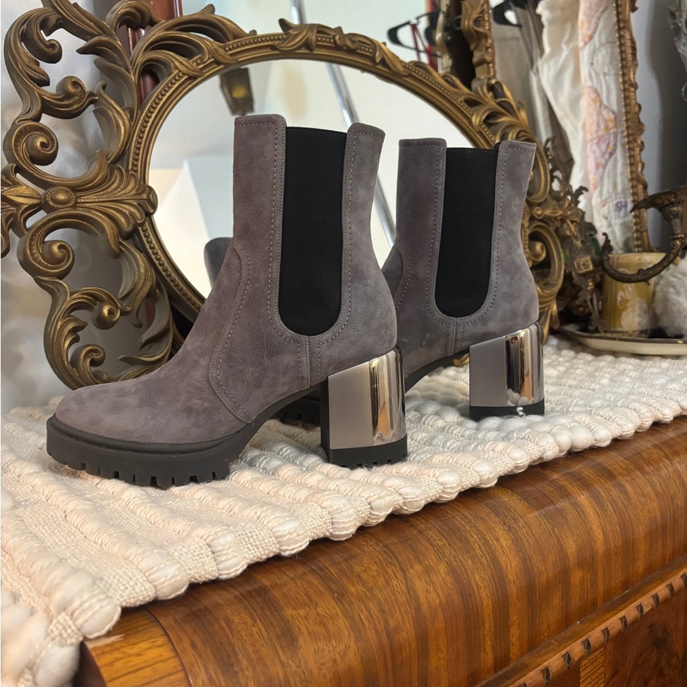 NWOT Casadei Italian Gray Suede Heeled Ankle Boots, sz 38.5 - Picture 2 of 6